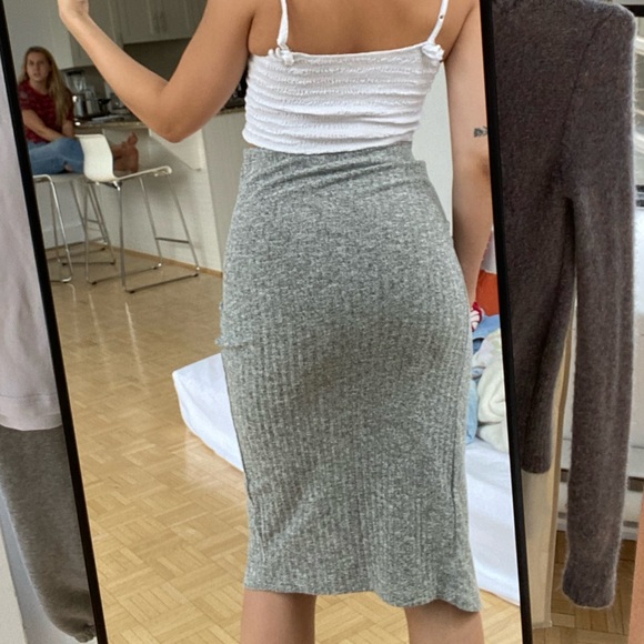 **SOLD** Super cute grey pencil skirt - Picture 3 of 5